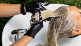 Rambut Kusam Setelah Diwarnai? Ini Cara Ampuh Mengembalikan Kilaunya Tanpa Ribet