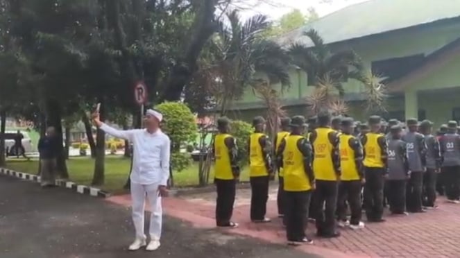 6815c0c93d2c7-gubernur-jawa-barat-dedi-mulyadi-meninjau-pembinaan-siswa-nakal-di-purwakarta_663_372 6815c0c93d2c7-gubernur-jawa-barat-dedi-mulyadi-meninjau-pembinaan-siswa-nakal-di-purwakarta_663_372