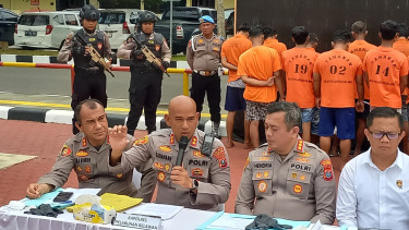 Kapolres Pelabuhan Belawan, AKBP. Oloan Siahaan (tengah) saat memberikan keterangan pers, beberapa waktu lalu.(B.S.Putra/VIVA)