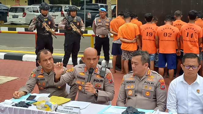 Policía de agua de Belawan, AKBP. Oan Siahaan (Centro) al enviar una información publicitaria, en el pasado. (Bstivati/ viva)