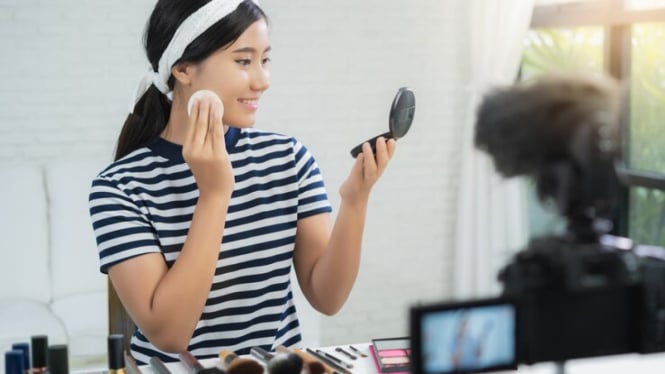8 Cara Riasan Tahan Lama untuk Kulit Berminyak ala Pengusaha Makeup Lokal