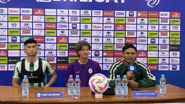 Pelatih PSS Sleman Pieter Huistra (tengah) 