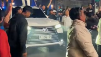 Gubernur Dedi Mulyadi Naik di atas Mobil Miliaran Konvoi Kemenangan Persib
