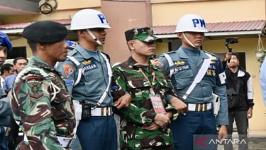 Terdakwa Kelasi Satu Jumran (kedua kanan)