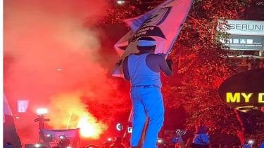 Gubernur Jabar Dedi Mulyadi copot baju dan ikut konvoi Persib juara Liga 1