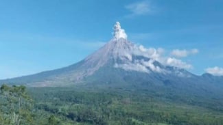 Gunung Semeru Kembali Erupsi dengan Tiga Kali Letupan Setinggi 800 Meter di Atas Puncak