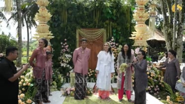 Taskya Namya dapat bunga di prosesi siraman Luna Maya