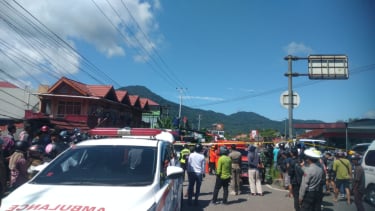 Proses evakuasi korban kecelakaan Bus ALS di Padang Panjang