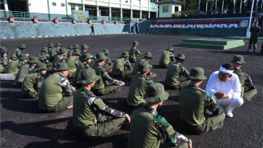 Gubernur Jawa Barat Dedi Mulyadi meninjau pembinaan siswa nakal di Jabar