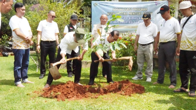 Rayakan Waisak 2569 BE, Ditjen Bimas Buddha Kemenag Tanam Ribuan Pohon.