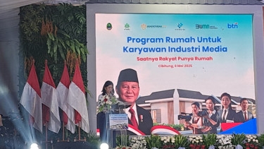 Menteri Komunikasi dan Digital, Meutya Hafid, memberikan sambutan di acara penyerahan kunci rumah subsidi untuk wartawan di Perumahan Gran Harmoni Cibitung, Bekasi, Jawa Barat.