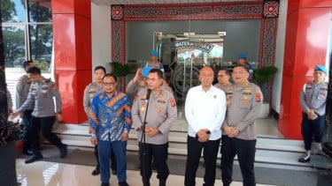 Kapolda Sumut, Irjen Pol. Whisnu Hermawan dan Kompolnas saat memberikan keterangan pers di Mapolda Sumut.(B.S.Putra/VIVA)