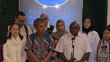 Menteri HAM Natalius Pigai bersama sejumlah masyarakat adat di Kementerian HAM Ri
