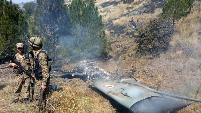 VIVA Militer: Jet tempur militer India hancur ditembak jatuh pasukan Pakistan