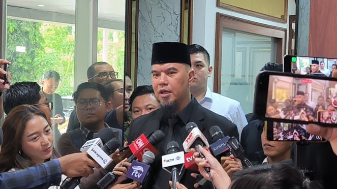 DPR RI Commission X Ahmad Dhani después del Tribunal Honorario (MCD) en la sesión etética (MCD)