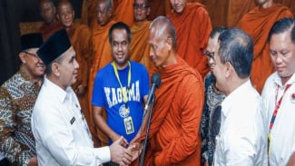 Biksu Thudong Tiba di Semarang, Lanjutkan Jalan Kaki Menuju Borobudur untuk Rayakan Waisak