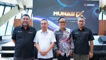 Wakil Ketua DPR Sufmi Dasco Ahmad (kedua kiri).