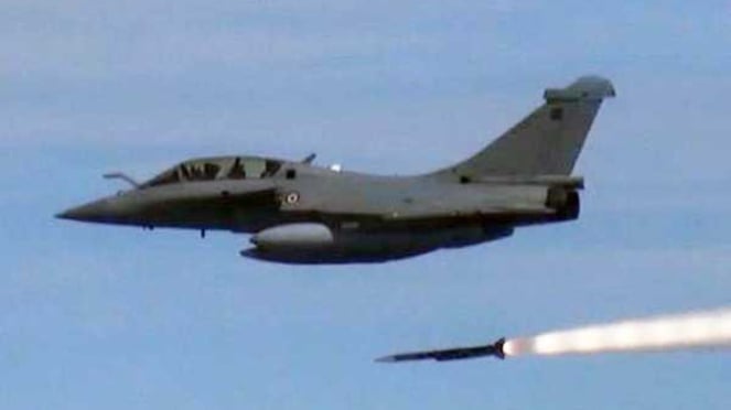 Viva militar: un avión de combate indio disparó misiles de control