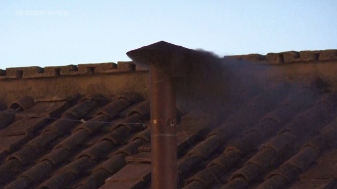 Rollos de humo negro del semel de la Capilla Sistinar