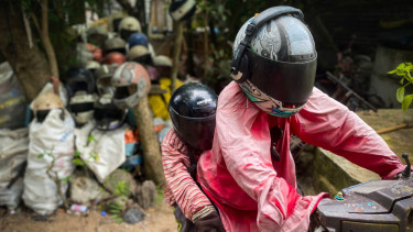 Sompong Chanraksa mengkoleksi helm-helm korban kecelakaan
