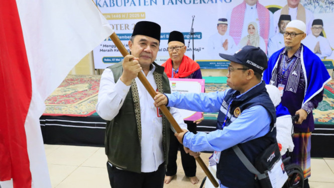 Sekretaris Daerah Kabupaten Tangerang, Soma Atmaja dalam pemberian bendera pelepasan jamaah calon haji di Tangerang 