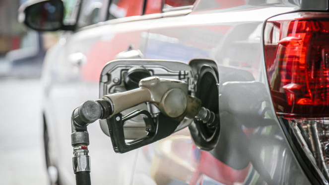 Ilustración del contenido de gasolina en estaciones de gasolina