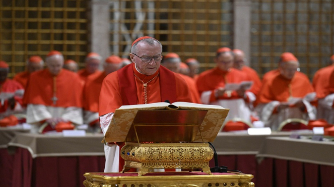 El cardenal Pietro Paroline fue jurado antes de la conclusión en la Capilla del Vaticano Sistina