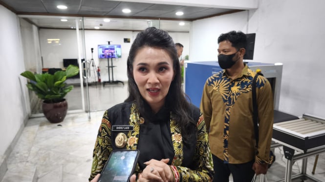 681c86febc1c1-gubernur-malut-sherly-tjoanda-belajar-aplikasi-jaki-dengan-wagub-rano_665_374 681c86febc1c1-gubernur-malut-sherly-tjoanda-belajar-aplikasi-jaki-dengan-wagub-rano_665_374