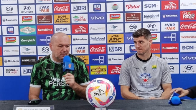 Pelatih Persib, Bojan Hodak dan Nick Kuipers (Foto: Dede Idrus) 