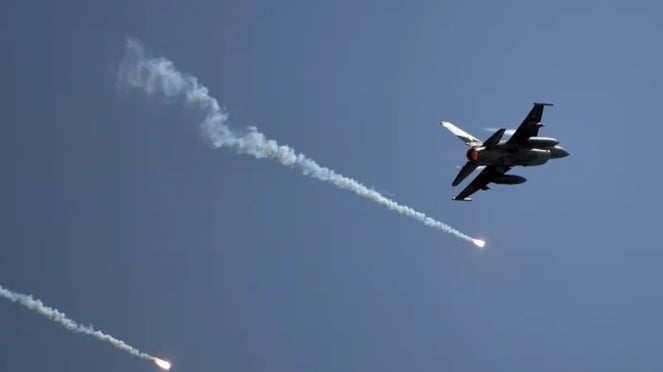 Vival militar: Jet de combatientes F-16 de la Fuerza Aérea de Pakistán