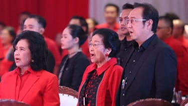 Ketua Umum DPP PDIP Megawati Soekarnoputri (tengah).