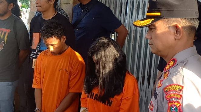 Abang beradik pengirim paket berisi mayat bayi saat dalam jumpa pers di lokasi kejadian di Kota Medan. (B.S.Putra/VIVA)