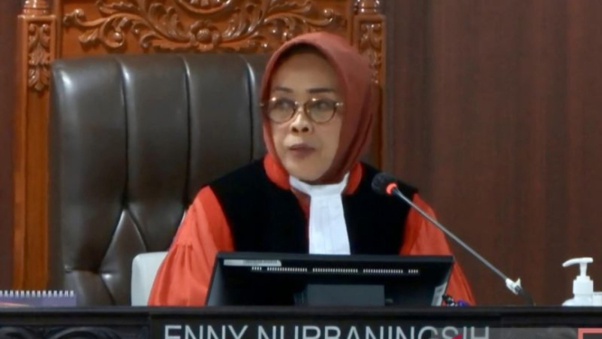 Hakim Mahkamah Konstitusi (MK), Enny Nurbaningsih