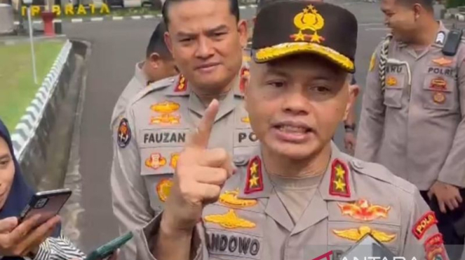 Jefe de la Policía Regional de Bangka Belitong, Inspector General Hendro Pandoo