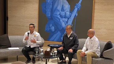Presidente de Kadin Indonesia Animinya Bakri está con rangos de Kadin en el distrito del sur de Yakarta