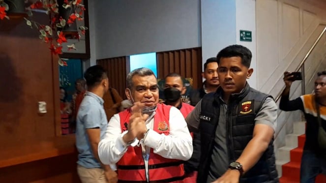 El director presidente de PT Jamkrida NTT II usa el NTT cautivo del fiscal más alto 