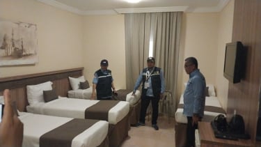 Kepala Daerah Kerja Makkah Ali Machzumi mengecek tempat tidur hotel di Mekah