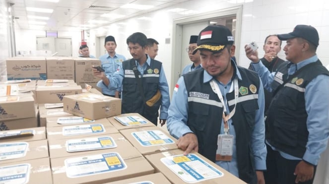 El jefe del distrito de Makka Mohzumi se maneja para el público