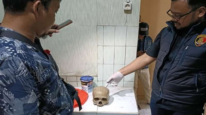 Polisi olah TKP penemuan diduga tengkorak kepala manusia di Duren Sawit