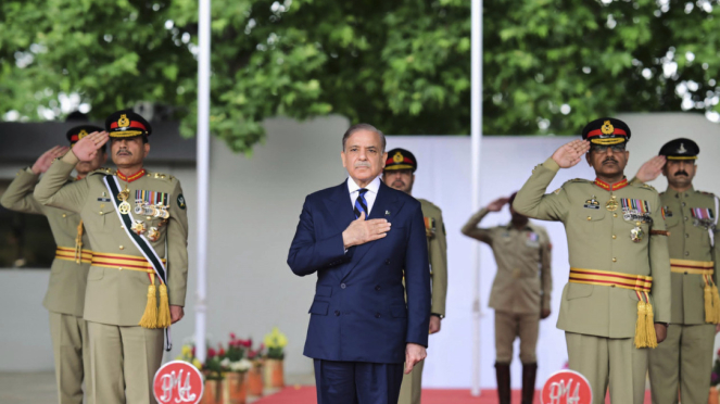 Primer Ministro (Primer Ministro) Pakistán, Shehbaz Sharif es Apple durante las Fuerzas Armadas