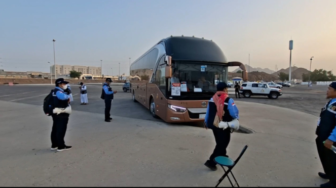Los oficiales reciben el viaje a Miqat Bir Ali
