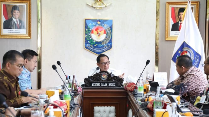 Menyampaikan Mendagri 10 Daerah dengan Realisasi APBD Tertinggi hingga Terendah