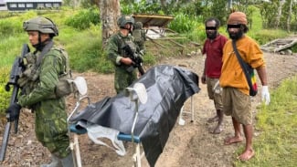 TNI Lumpuhkan Tokoh OPM Nekison Anumbi, Selongsong Peluru, Kapak, hingga Parang Diamankan