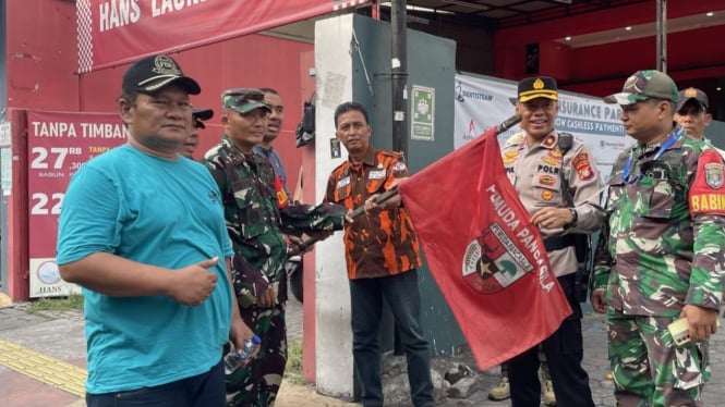 Polisi Copot Bendera Pemuda Pancasila di Jakarta Pusat
