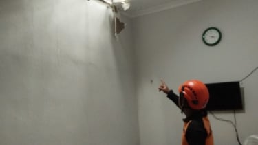 Puluhan rumah di Kalideres, Jakarta Barat rusak akibat angin kencang.