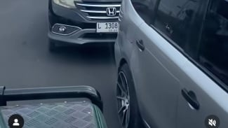 Viral Land Rover Hadang Sejumlah Mobil dan Motor yang Lawan Arus