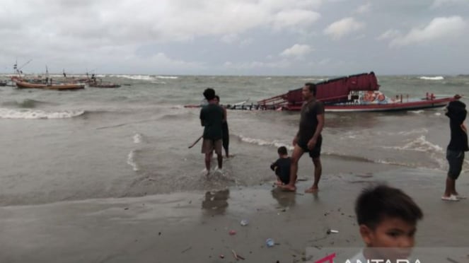 Un barco que funcionaba con el barco estaba irregular en Benging.