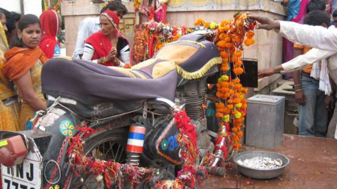 Royal Enfield Bullet 350 jadi sesembahan di India