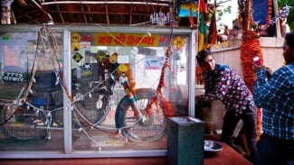 Motor Ini Disembah bak Dewa di Kuil India, Ada Kisah Ajaib di Baliknya