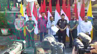 Gubernur Bali Wayan Koster (tengah) saat konferensi  pers terlait fenomena ormas di Bali
